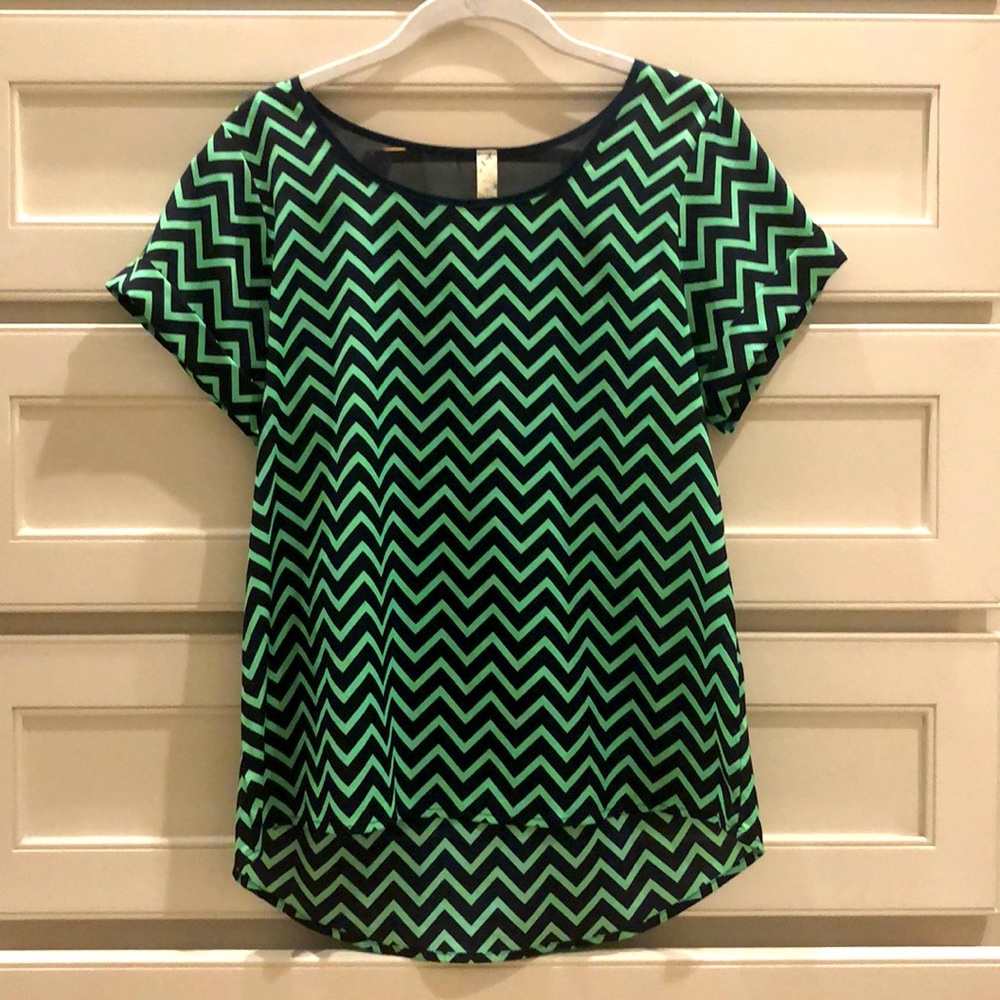 Francesca’s Mint Green and Navy Blue Chevron pattern Hi-Lo Scoopneck Blouse, M